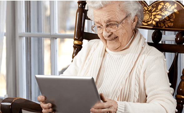 Señora mayor utilizando una tablet